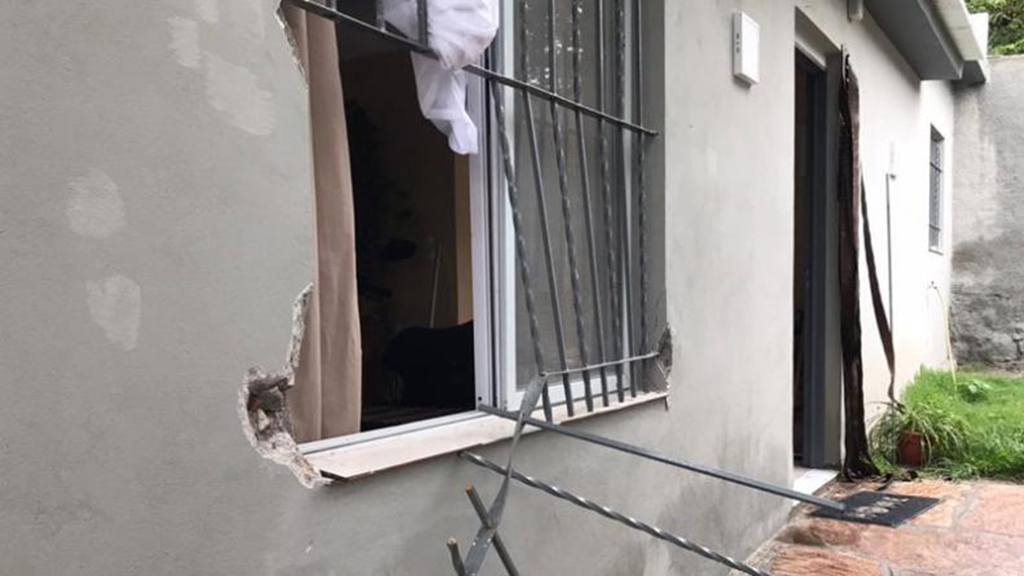 Destrozaron la reja para robar en una casa de La Falda