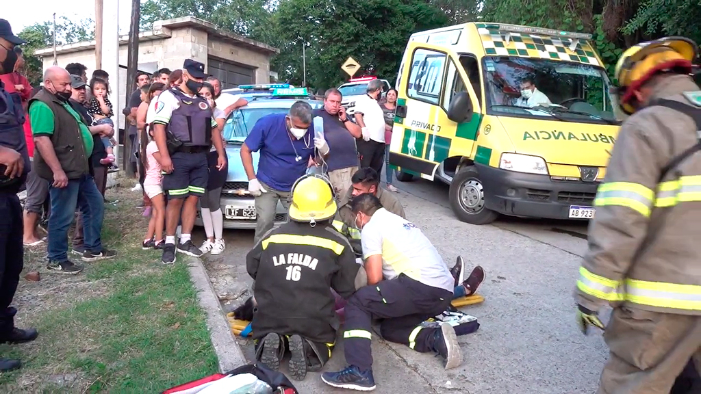 Milagro en Villa Estela: vuelca automóvil en calle Santiago del Estero