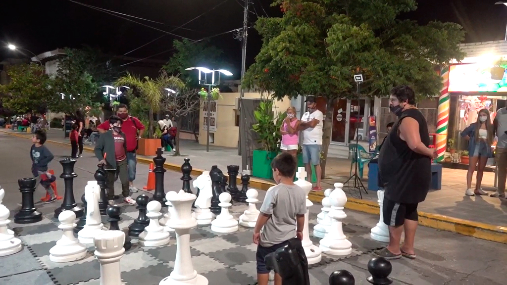 Ajedrez gigante gratuito en la peatonal de La Falda