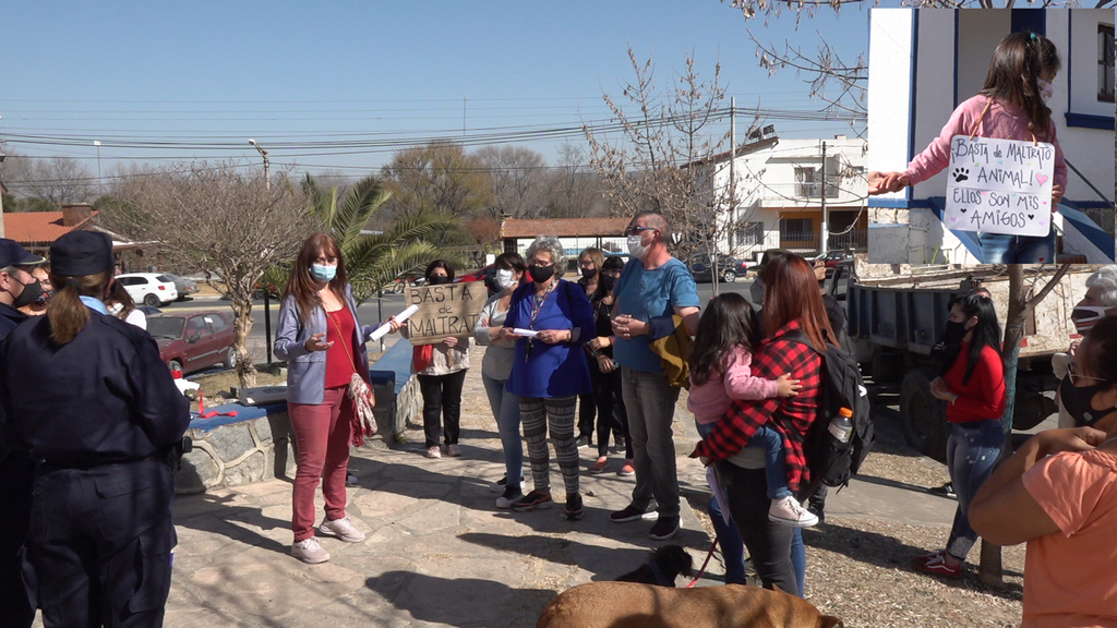 Autoconvocados repudiaron maltrato animal frente comisaria Valle Hermoso