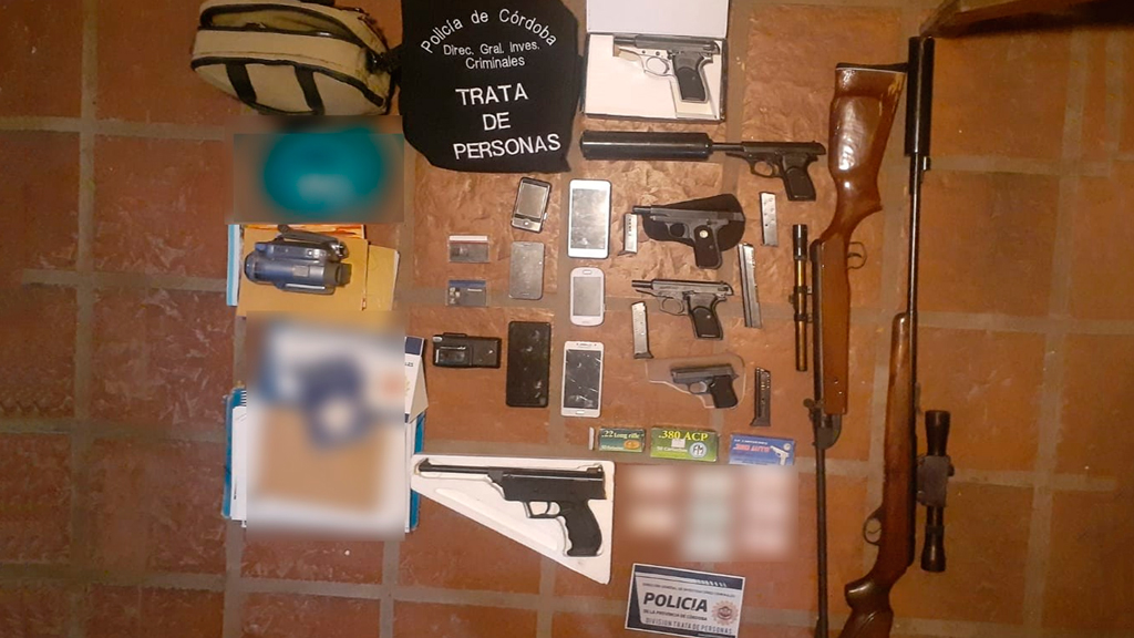 Operativo policial expone organización de trata en Capilla del Monte