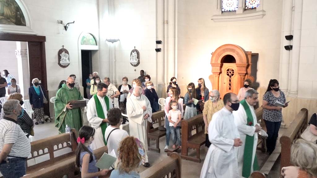En emotiva misa, la comunidad despidió al párroco Ramon Sánchez