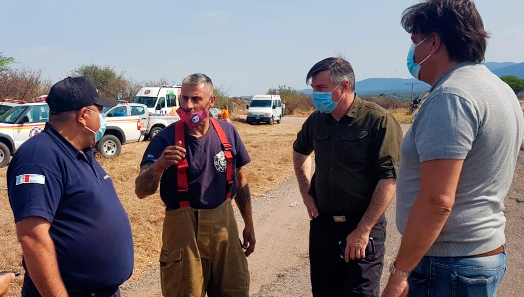 Bomberos trabajan contra el fuego en Capilla del Monte