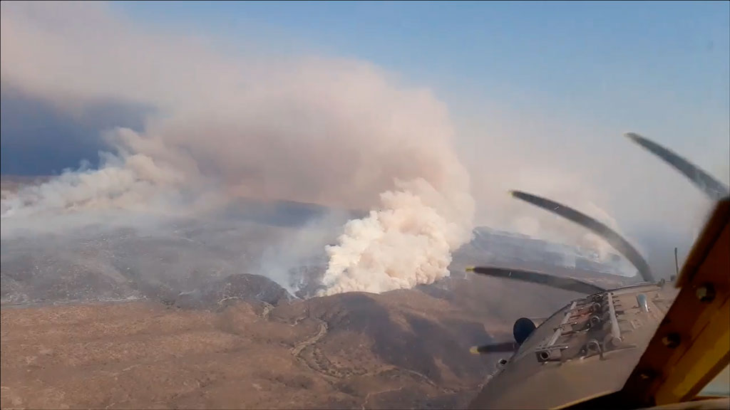 Sin tregua, la acción de los bomberos persiste frente al fuego