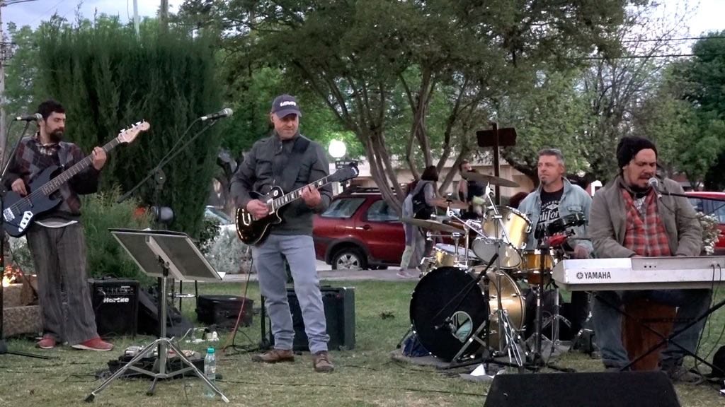 Giardino familiar en Música en la Plaza junto al grupo Arde Troya