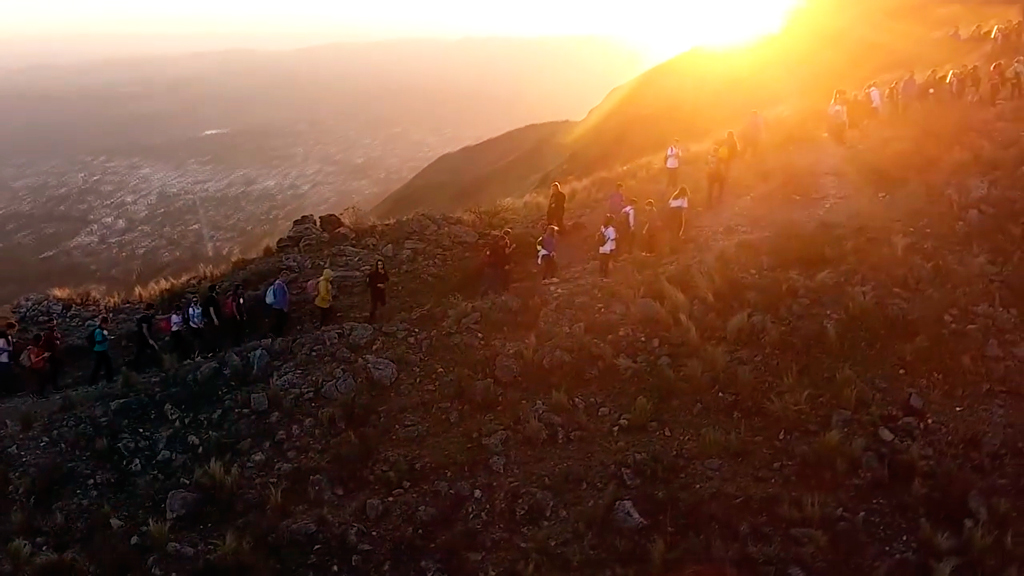 Caminata nocturna al cerro La Banderita: recreación y turismo