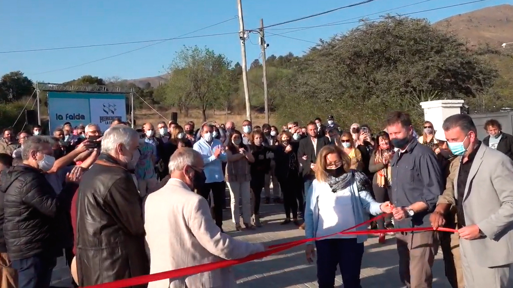 Premoldeados La Falda: Inauguración primera calle adoquinada 