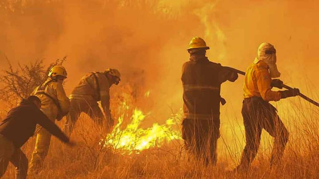 Se complicó el incendio que amenaza Capilla del Monte