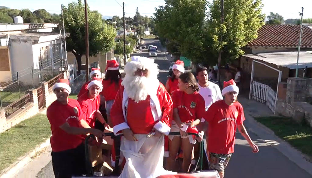 Caravana de amigos junto a Papá Noel recorrió barrios de Huerta Grande