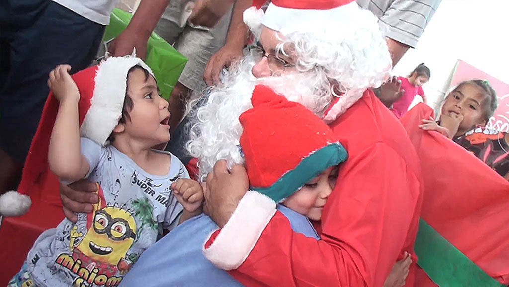 Con mucha ilusión los niños de Valle Hermoso recibieron a Papá Noel