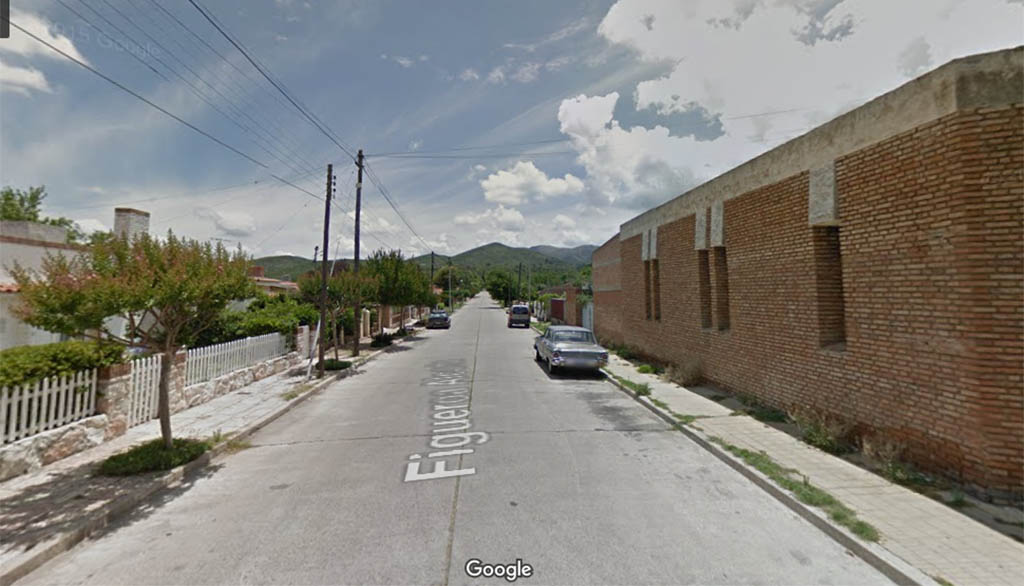 Desde un Chevrolet azul balearon una casa en La Cumbre