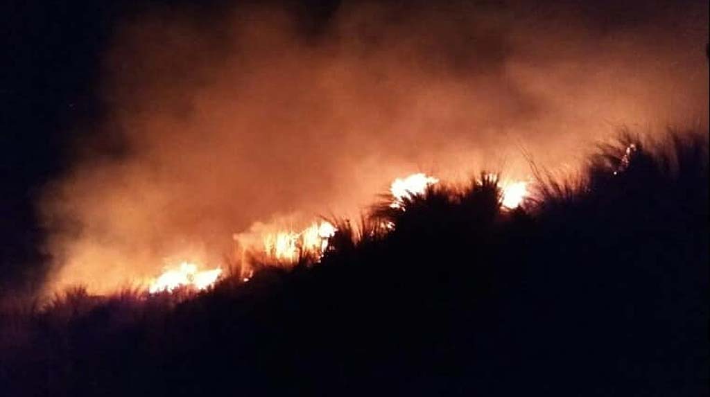 La Cumbre: Bomberos extinguieron el incendio en las sierras