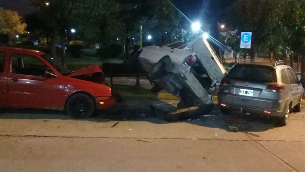 La Falda: espectacular accidente con herido leve en pleno centro