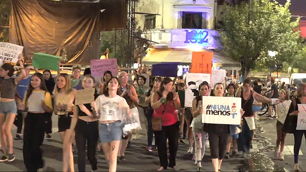 Autoconvocadas: acongojada marcha por femicidios y discriminación de género
