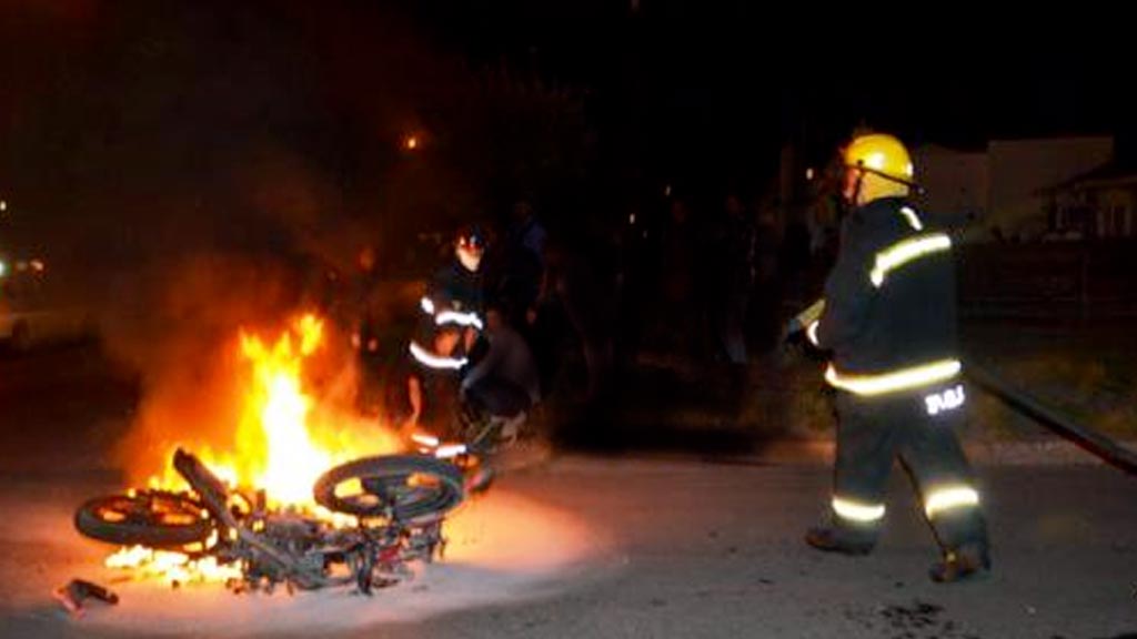 Fueron por una riña callejera y terminaron apagando un vehículo en llamas