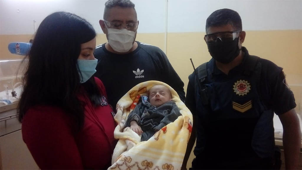 Villa Giardino: policías salvan la vida de un bebé