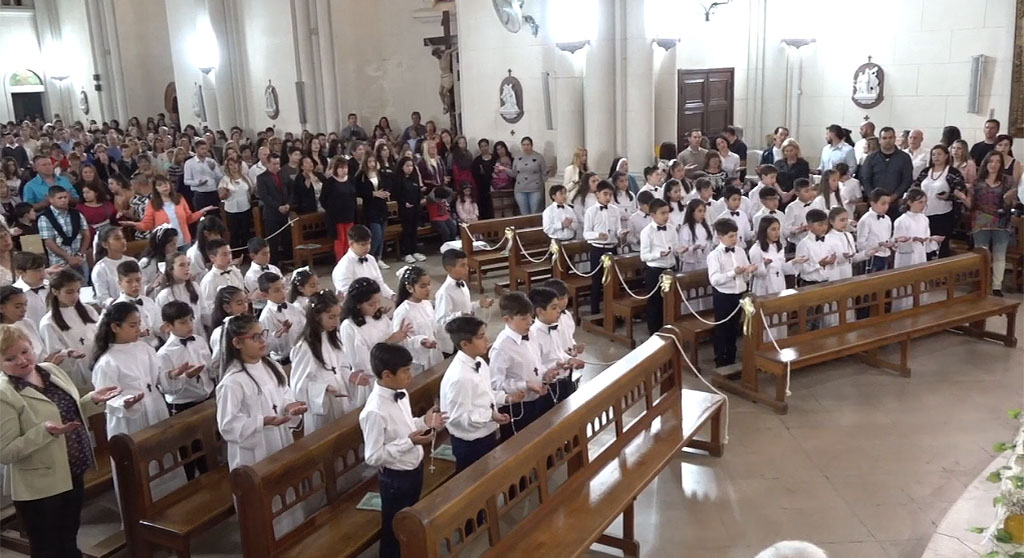 Celebración de la Primera Comunión en la Iglesia Smo Sacramento de La Falda