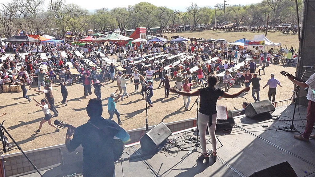 Fiestas Patronales en Villa Giardino, multitud, música y sol