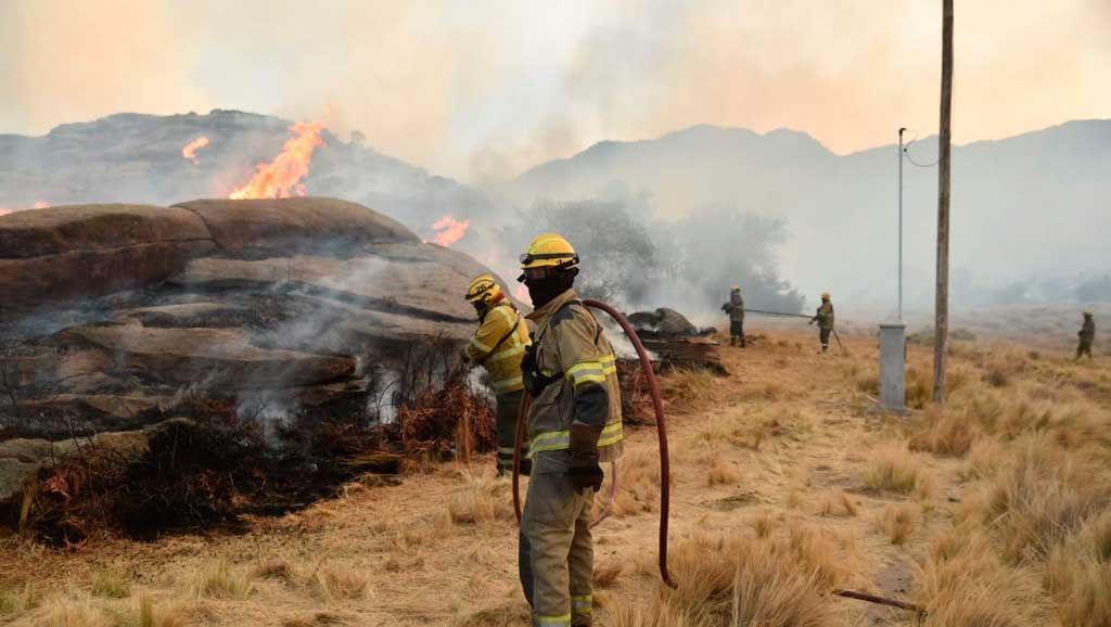 Incendios en Córdoba: bomberos combaten las llamas en dos sectores