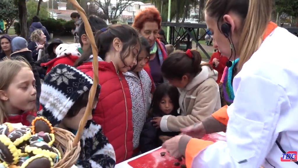 Dulce Pascuas con el armado de huevitos en la plaza San Martín