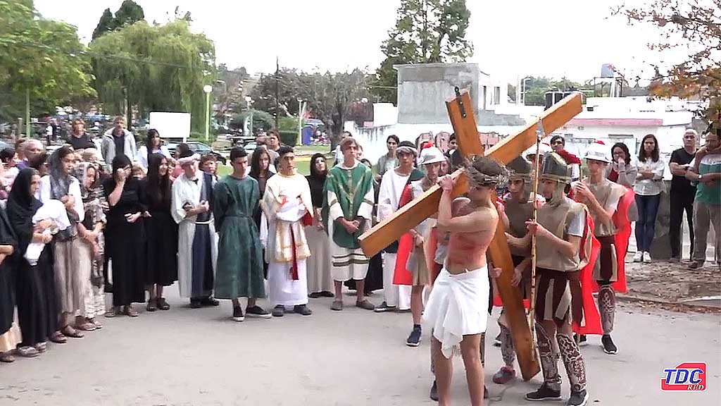 Vía Crucis de la mano de los alumnos del Instituto Juana Micono de Villa Giardino