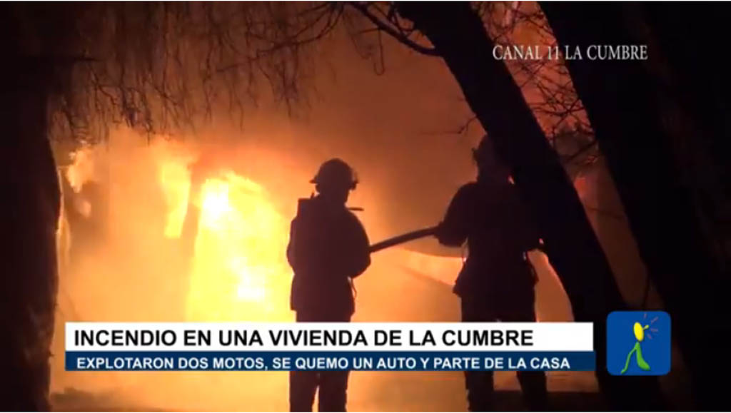 La Cumbre, incendio en una vivienda donde se quemaron dos moto, un auto y parte del domicilio.