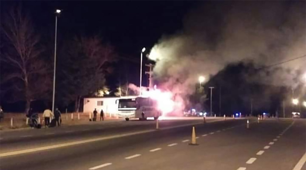 Incendio total de ómnibus provoca prolongado corte de la ruta nacional 38