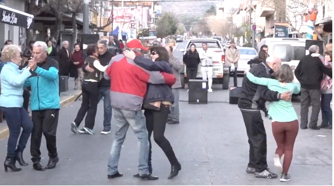 Milonga callejera en La Falda