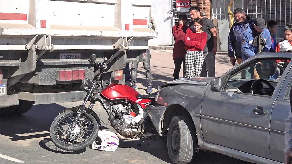 Accidente en La Falda _ vehículo colisionó a motocicleta contra un camión, dos heridos sin riesgo de vida
