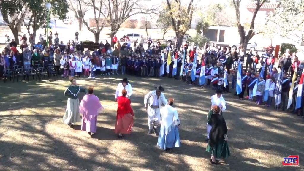 Los alumnos de 4to grado de Villa Giardino prometieron lealtad a La Bandera