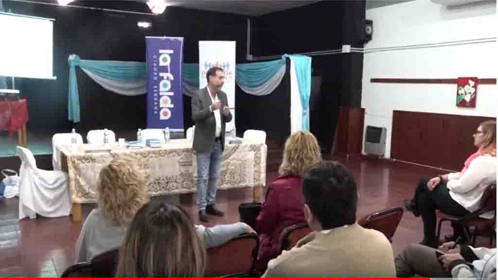 Se llevó a cabo la Conferencia y presentación de libro de Sedronar en el salón Marechal de La Falda