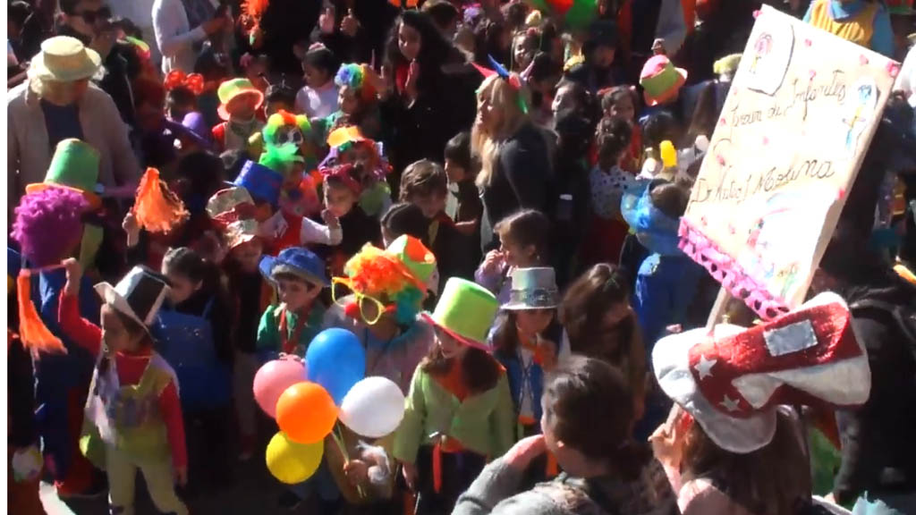 Color, alegría y muchas sonrisas en el desfile callejero del Jardín de la Mateo