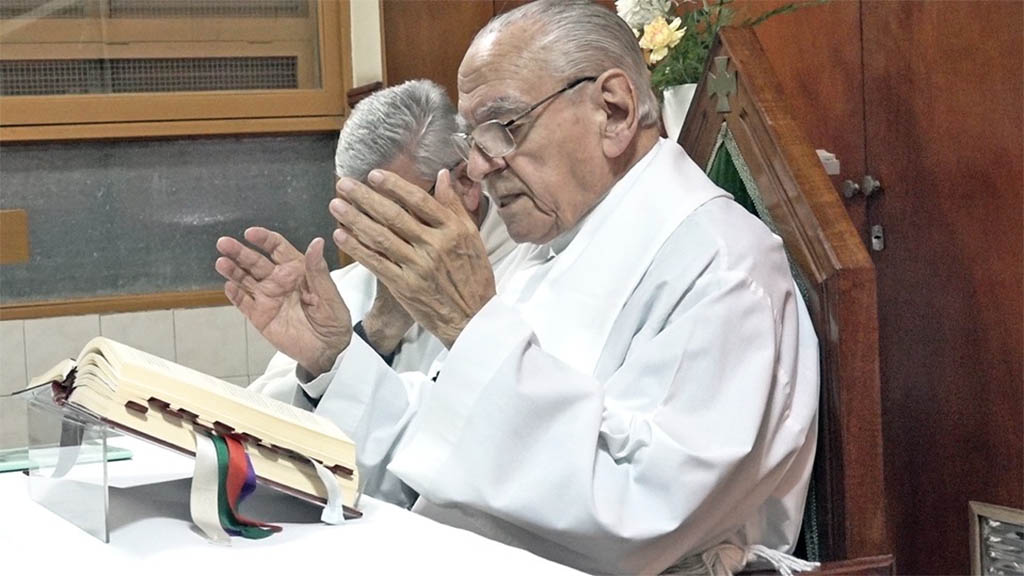 Comunidad junto al padre Ramón Sánchez por 60 años de sacerdocio