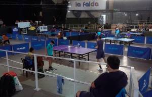 La Falda: exitosa convocatoria del provincial de tenis de mesa