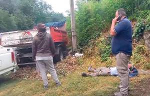 Camión y 2 autos en múltiple accidente en Huerta Grande